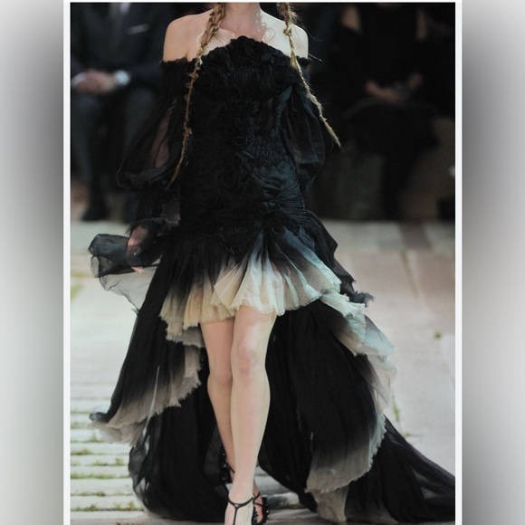 Ilona is Live! Like this listing for LIVE show notifications! - Picture 6 of 13